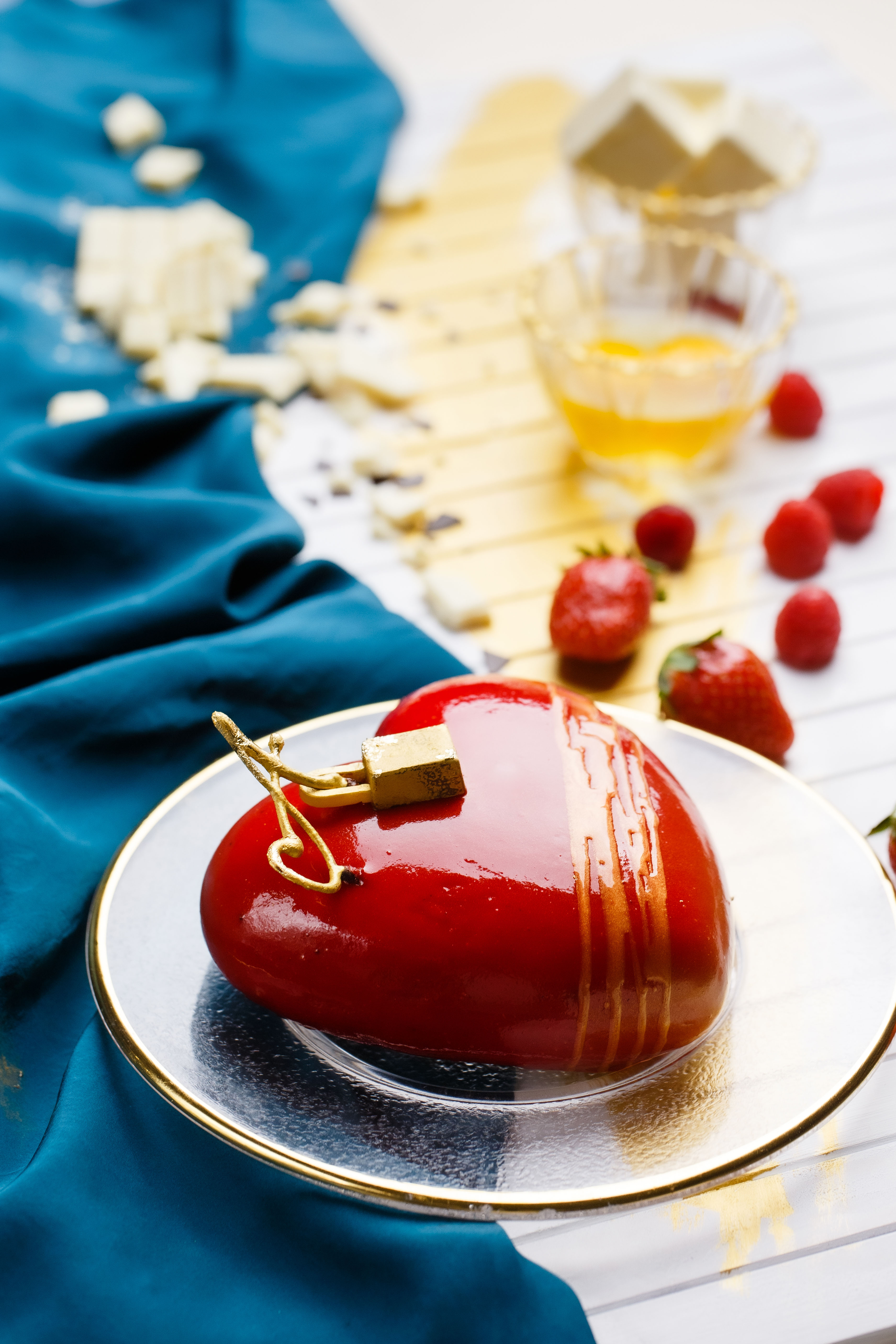 「戀人．心鎖 Heartlock」白朱古力草莓慕斯蛋糕 HK$380紅金色鏡面之下是草莓戚風蛋糕、草莓啫喱、檸檬醬、比利時朱古力薄脆餅底，每層都以白朱古力慕斯分隔。