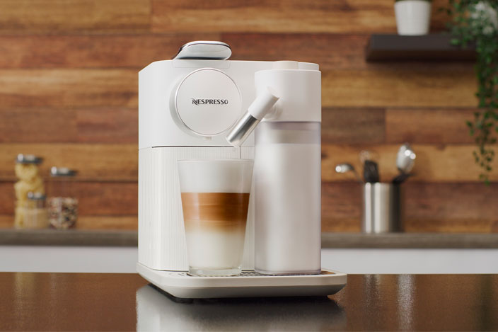 Nespresso Gran Lattissima咖啡機 HKD$3,488 專為鮮奶咖啡迷而準備的咖啡機,除了備有Ristretto 、Espresso及Lungo三種咖啡杯量之外,更設有