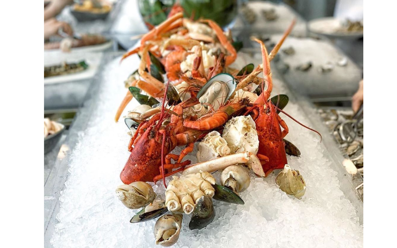 由The Tai Pan及Garden Lounge 共同推出的節日限定早午餐, 當中提供多款不同種類的美食, 包括沙律、冷盤、肉類、新鮮海鮮、還有即開生蠔, 多款不同的熱食 以及精心設計的主菜供選