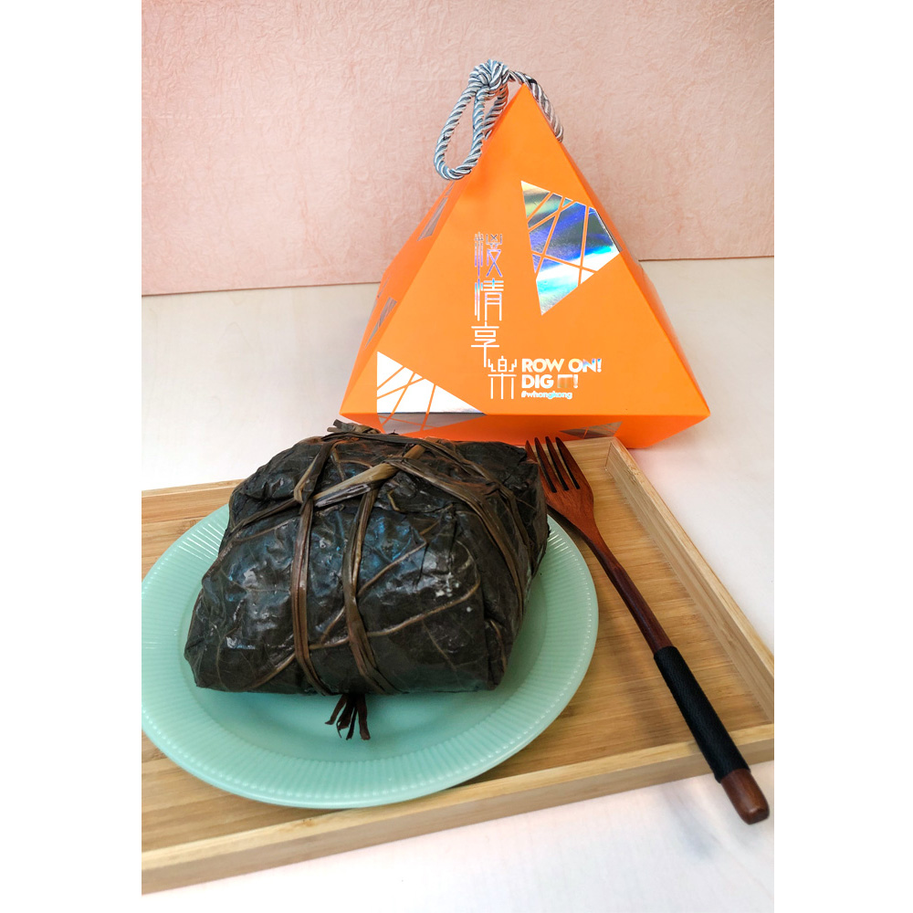 一向走型格路線的香港W酒店中餐廳星宴,今年首次推出傳統特色粽 - 鮑魚瑤柱松茸裹蒸粽,配搭螢光橙包裝盒,傳統中帶點佻皮。裹蒸粽剛蒸好已聞到清香的竹葉味,綠豆多、糯米少,愛吃綠豆的朋友實好歡喜。粽子用料