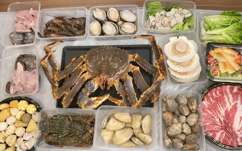 為了節省顧客清洗海鮮的時間,店舖會當日將海鮮新鮮洗淨處理好,再直接送上門,海鮮送抵府上依然生猛,證明夠新鮮!之後可即時蒸熟海鮮或吃火鍋,就算沒有蒸爐的話都可以向店舖租借,或另加HK$388換購微型蒸煮