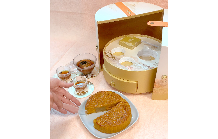 切開六黃白蓮蓉月餅,豐溢的咸蛋黃油香噗鼻而至。配上以新會柑及六年普洱熟茶一同生曬而成的上乘雲鼎柑普茶,香醇降膩。晶瑩通透的茶具套裝,精緻之餘同時可以保存茶香及熱度。 延伸閱讀:【For He