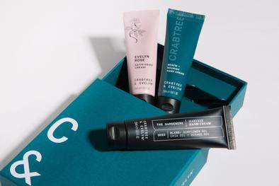 送給男朋友/女朋友的聖誕禮物推薦|#8 Crabtree & Evelyn皇牌護手霜禮盒 HK$240(按此購買)一提起 Crabtree & Evelyn 就讓編輯想起它的皇牌