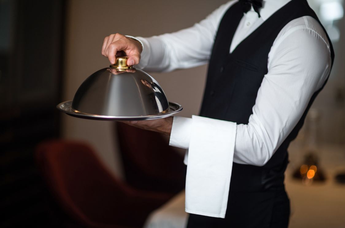 Fine Dining 禮儀丨#2. 刀叉擺法要留意對於侍應來說，客人的刀叉擺法是個信號，籍此指示他們該在什麼時候收走盤子。若是一時不留神錯放，就可能會造成盤子被錯誤收走的悲劇。將刀叉放置於盤子兩側，