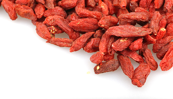 鼻敏感偏方#1 -杞子可以外敷治病？網上流傳一段影片，片中人將經過冷水浸泡後的杞子，把它外敷放在雙眼中間位置，之後把它固定後睡覺，堅持天天使用，就能緩解鼻敏感效果，最早見於《神農本草經》杞子有上品及耐