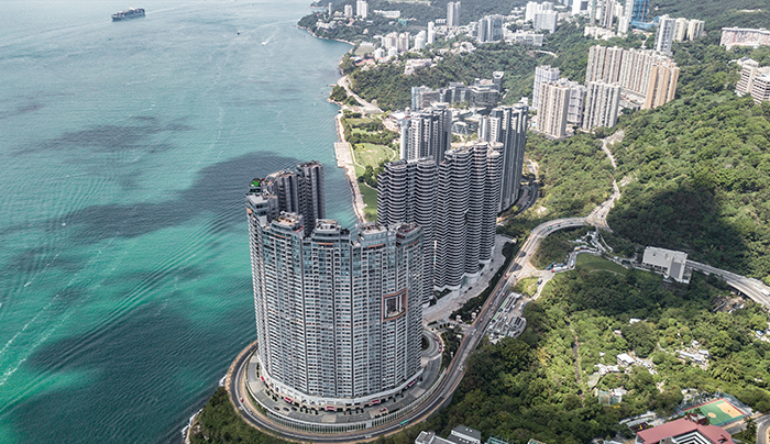 一般人都會有一種錯覺，就是低水位豪宅樓齡一定偏高，擔心升值前境未必樂觀，但小編就發現在貝沙灣就有其中屋苑Bel-Air On The Peak<按此了解>，絕對能滿足年輕中產夫婦的各種要求