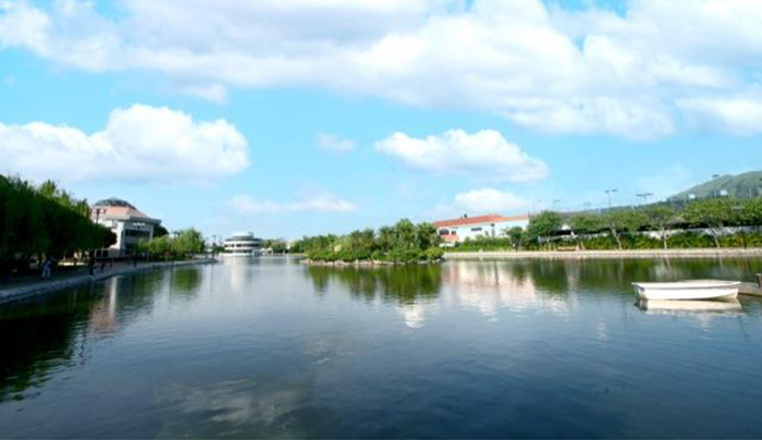 新界區相對比港島有有不少低水豪宅，不論用料及配套一樣能媲美市區高級豪宅，價格更是非常令人心動。同樣喜歡靜謐環境的，小編另一推薦新界入門級獨立屋，當然不得不介紹元朗加州花園<按此了解>，屬於