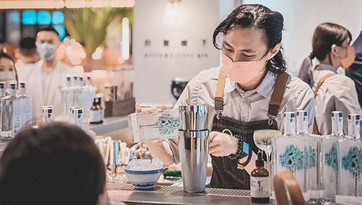 坐落於中環街市地下Dining Ground的白蘭樹下酒吧,大家除了可以一嚐多款以氈酒為基調的經典雞尾酒或選購樽裝單品以外,調酒師更特意以中環街市的歷史背景為靈感,創作出一系列的限定「街市攤檔」主題的