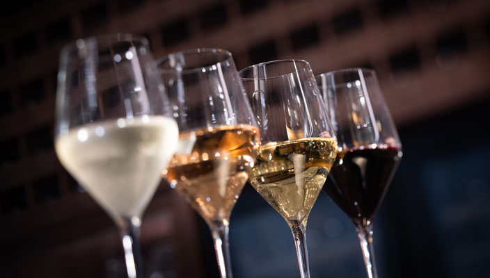 講到Happy Hour又怎能沒有葡萄酒?Winelog 連同香港葡萄酒評審協會Hong Kong Wine Judges Association合作開設酒吧,大家除了可以與三五知己於吧枱品嚐來自世界