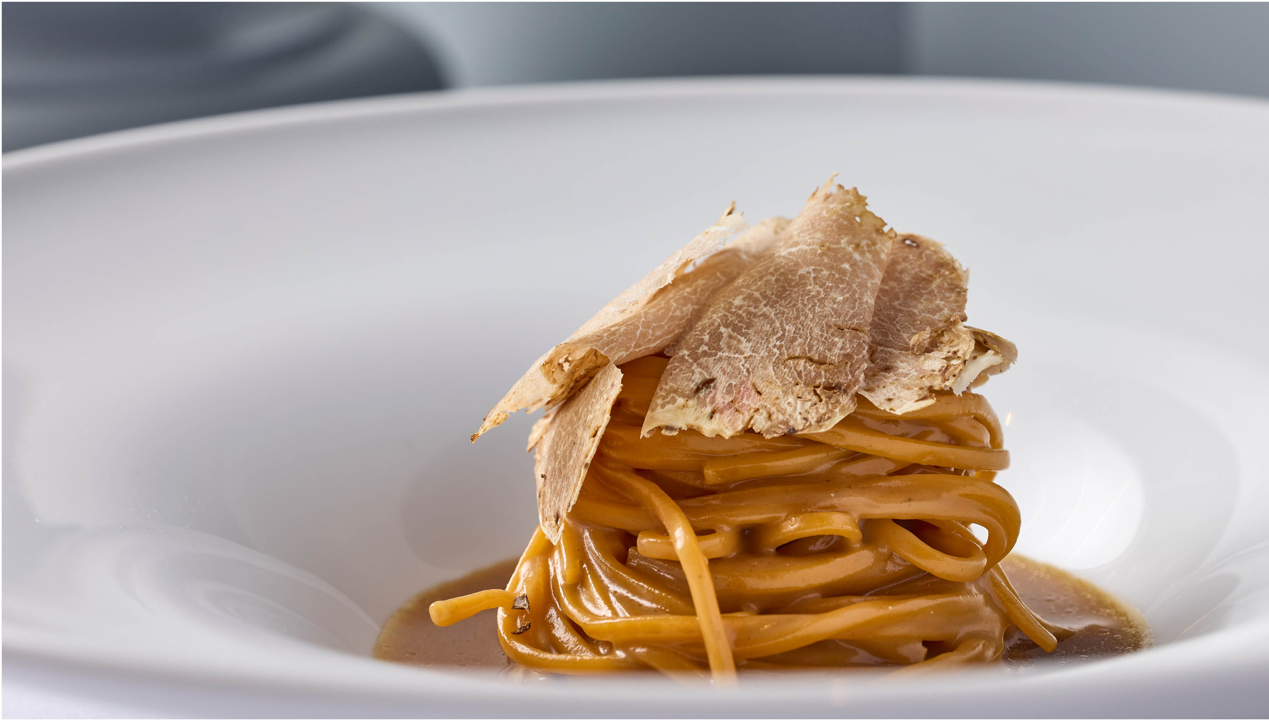 手工意大利麵Tagliolini($880)最後就以「白松露意式雪糕」作結。將白松露的風韻融入手工意式雪糕,搭配口感細滑的自家製意式奶凍及輕盈的沙巴翁,絕對是白松露愛好者們不容錯過的驚喜之作!供應日期