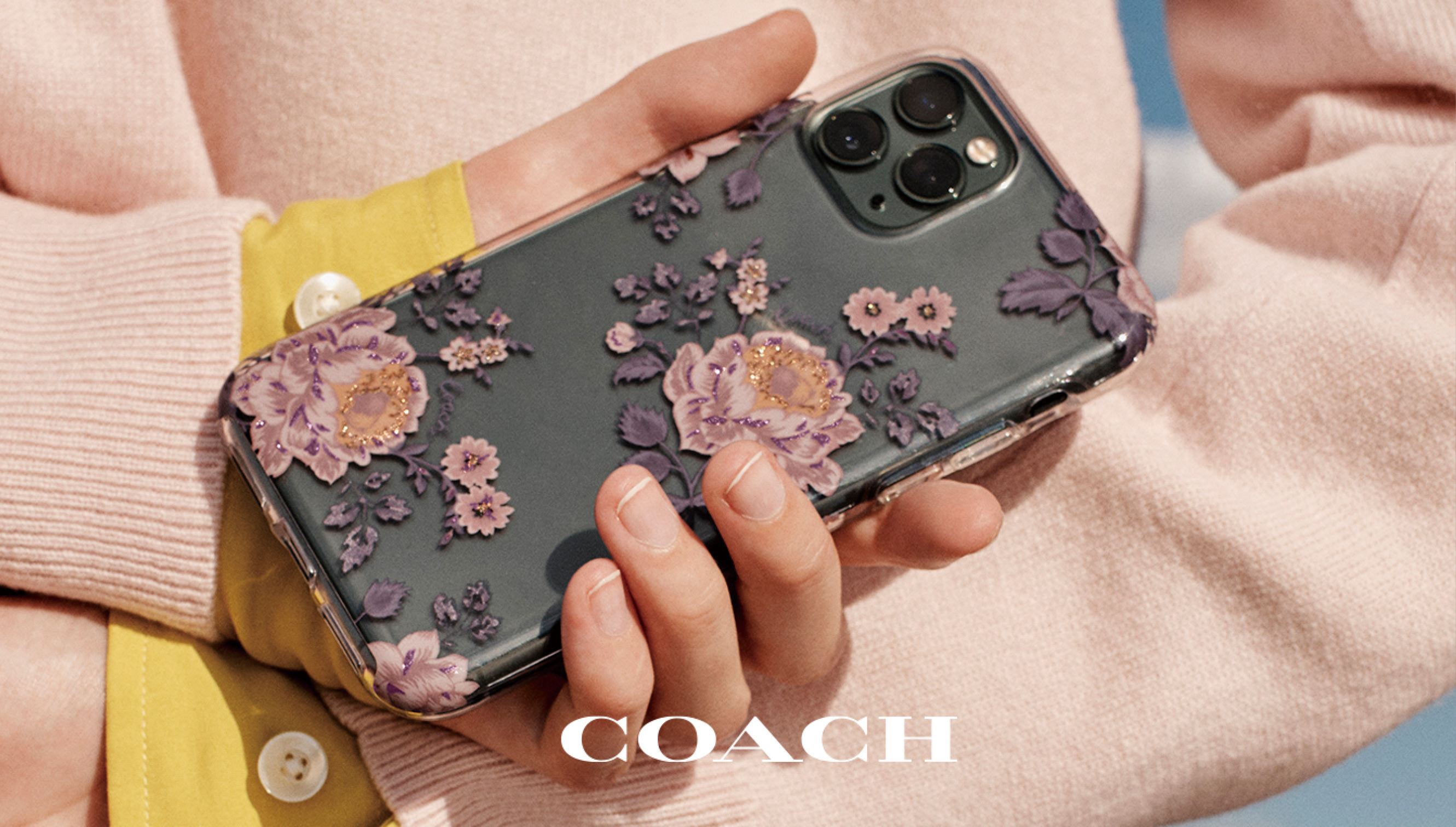Slim Wrap和Leather Slim Wrap Case 系列的表面,用了Coach慣常在手袋上使用的物料,以及高級皮革壓花設計,圖案上是Coach標誌性的「C」設計,辨識度超高!Folio