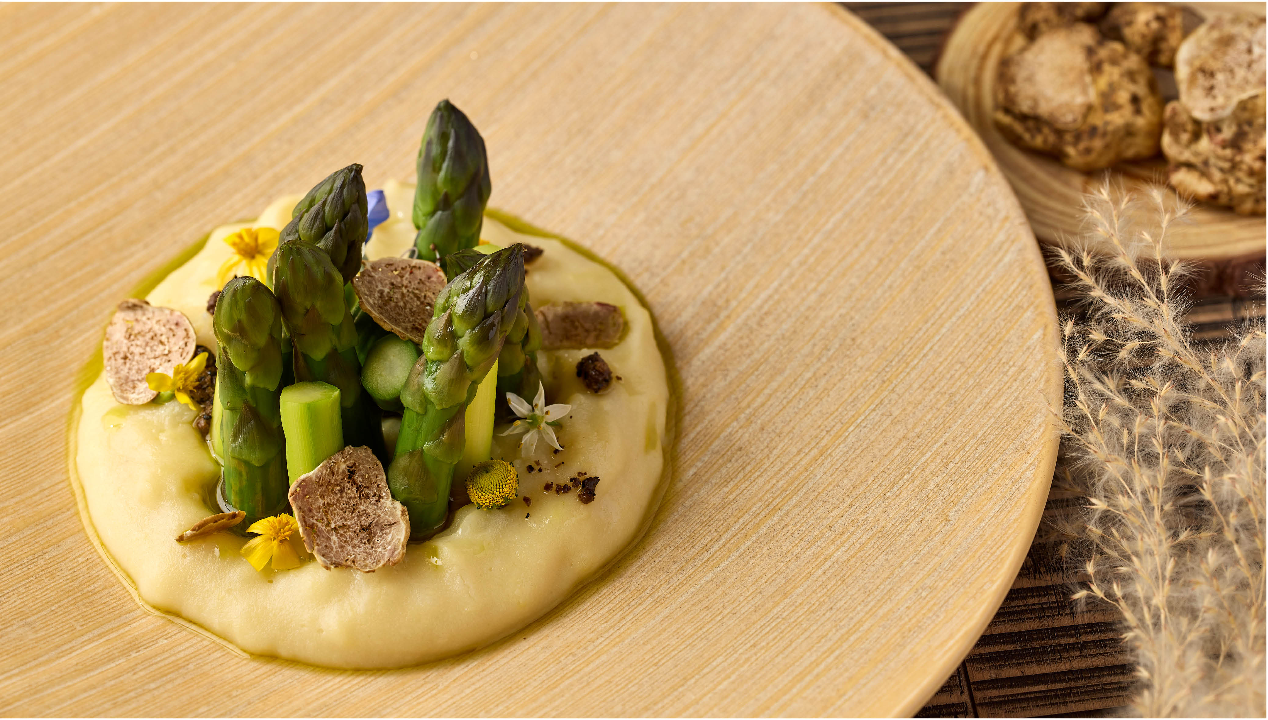 白松露蘆筍薯蓉 $428曾任職於英國倫敦米芝蓮二星餐廳「Le Gavroche」的具辰光先生,以來自意大利阿爾巴地區(Alba)的白松露設計出四款菜式,當中簡單搭配薯蓉炮製而成的「白松露蘆筍薯蓉」令人