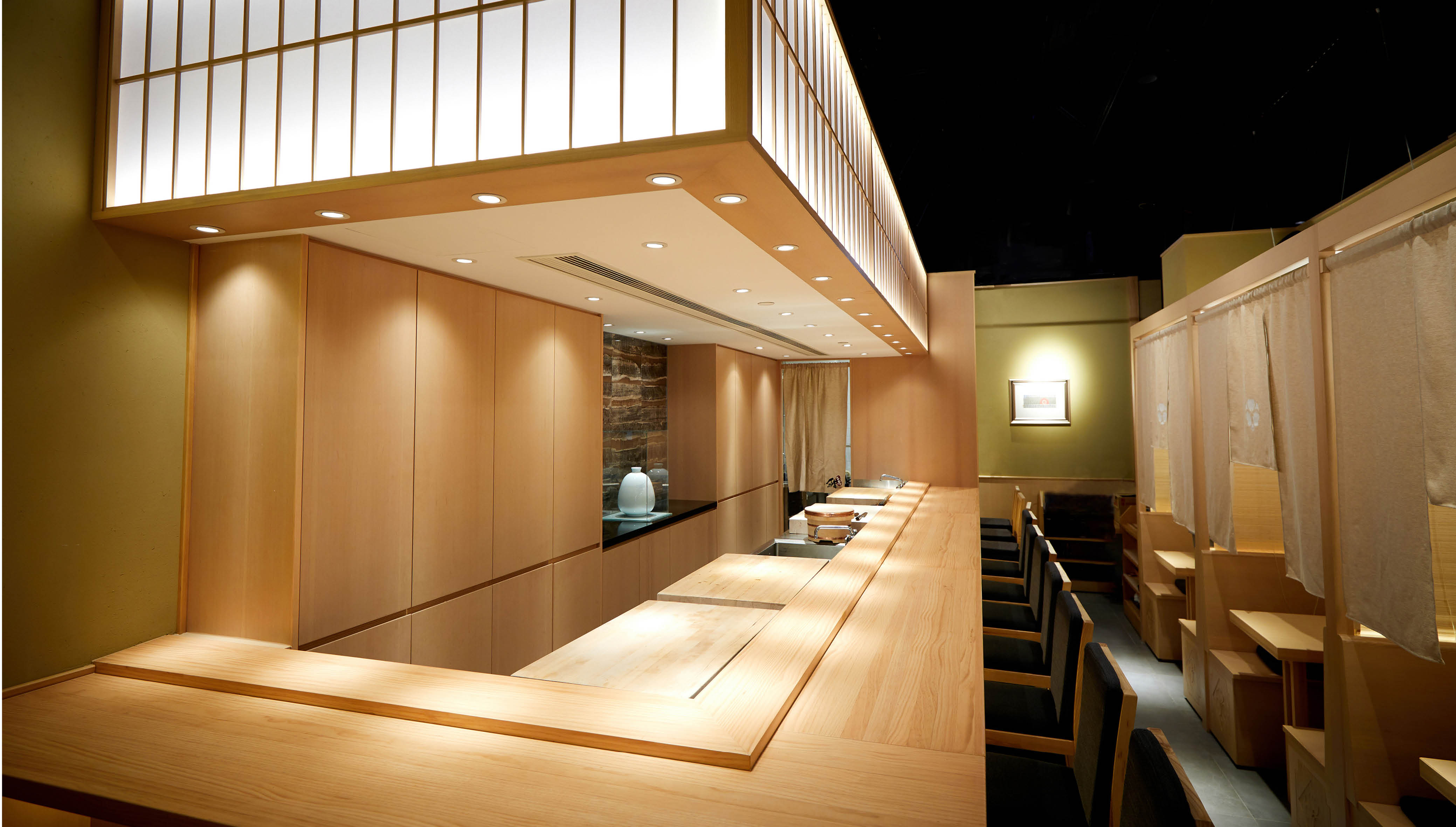 當你以為只有意大利餐廳才有白松露宴,其實有日本廚師發辦料理店都在悄悄地以白松露入饌,說的是由九州的資深大廚原田誠先生親自主理的「鮨白鳥」! 餐廳以白松露及江蘇大閘蟹炮製出四款全新創作料理,把兩份屬於秋