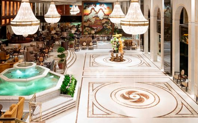 《福布斯旅遊指南2023》評價指出,九龍香格里拉大酒店位於尖沙咀東長廊附近的麼地路,您會被一些城市最好的購物場所、餐廳和夜生活所包圍。(Photo: 福布斯旅遊指南官方網站) St