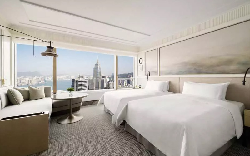 《福布斯旅遊指南2023》評價指出,雖然酒店坐落在香港中環附近的摩天大樓中,但其位於綠樹成蔭的香港公園對面的位置,使酒店的 90 英尺長的室外恆溫游泳池感覺就像一個城市綠洲。(Photo: