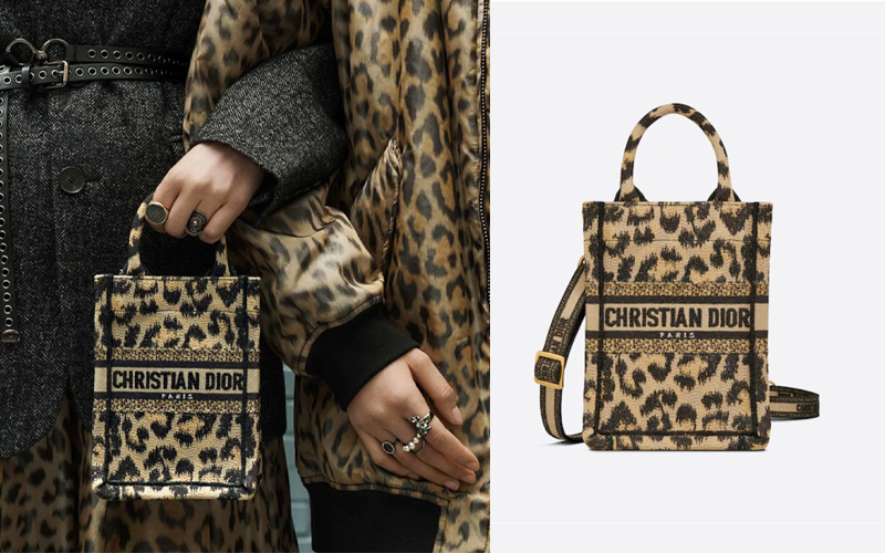 MINI DIOR BOOK TOTE PHONE BAG Beige Multicolor Mizza Embroidery $19,500>>按此購買(圖片來源:DIOR)
