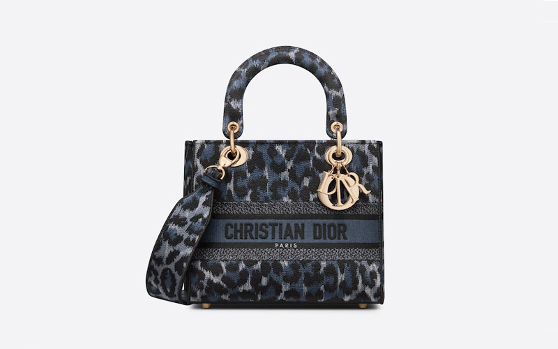 30 MONTAIGNE BAG CHARM Gold-Finish Metal and Black Lacquer>>按此購買(圖片來源:DIOR) Dior網店|必買男女裝Dior配飾