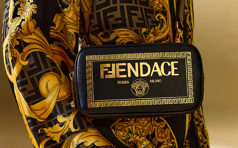 (圖片來源:品牌提供)系列的「Fendace」字樣 Logo,結合了兩個品牌的名字,前面的「FEND」源於 Fendi 的原生同款字體,隨後的「ACE」則源於 Versace,字體之間的差異有著小巧思