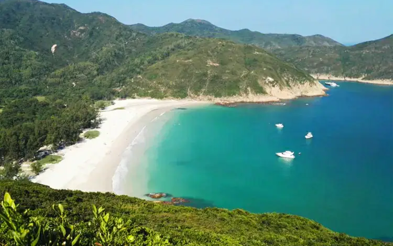 (圖片來源:網上圖片)浪茄灣位於西貢半島東南部,因為平坦寬闊,水清沙幼,三面環山,向著一望無際的南海,而被譽為香港最美麗的沙灘。這個天然的隱世白沙灘位置相對偏遠,所以遊人不多,令美景不致過份污染,就算