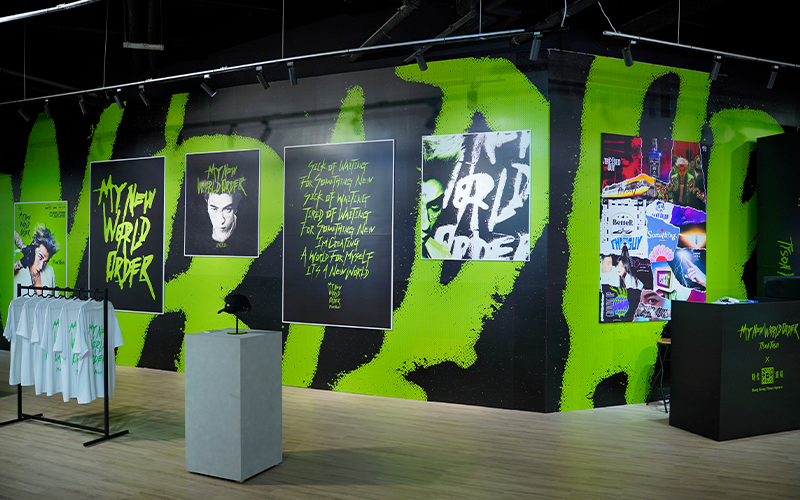 走入位於時代廣場的《MY NEW WORLD ORDER》藝術展,各位Tygers可以看到神還原 TYSON YOSHI平日進行音樂及藝術創作的私人空間,包括TYSON YOSHI喜愛的意大利傢具品牌