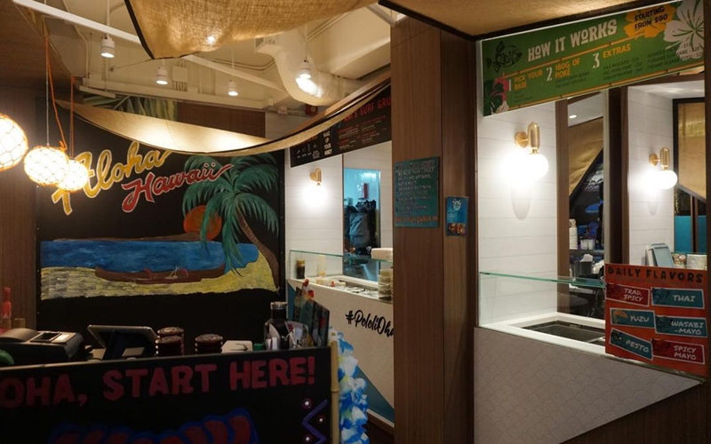 位於中環的Pololi是全港第一間夏威夷式魚生飯的餐廳,餐廳裝潢色彩繽紛,牆上掛有滑浪板,充滿夏威夷海灘風情。
