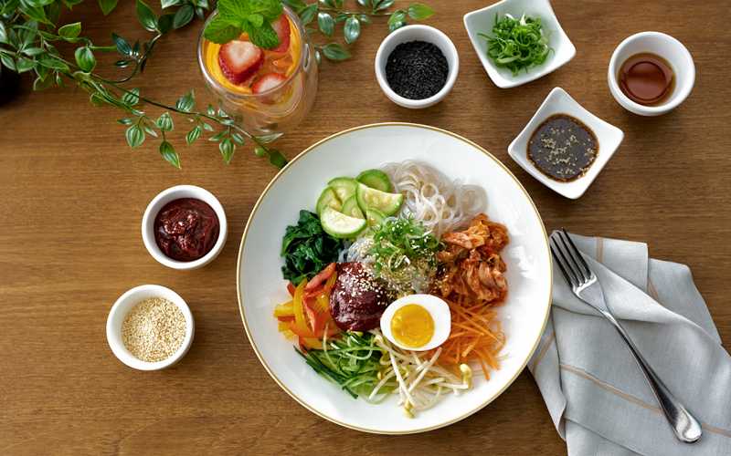 全新蓋飯餐單共有十款特色蓋飯選擇,當中推介的就有由香煎塔斯曼尼亞三文魚、牛油果、烚蛋、香甜芒果、羽衣甘藍、藜麥、糙米而成的澳洲三文魚蓋飯。另外,無辣不歡的可以試試墨西哥辣雞蓋飯;充滿滬菜風味的上海水煮
