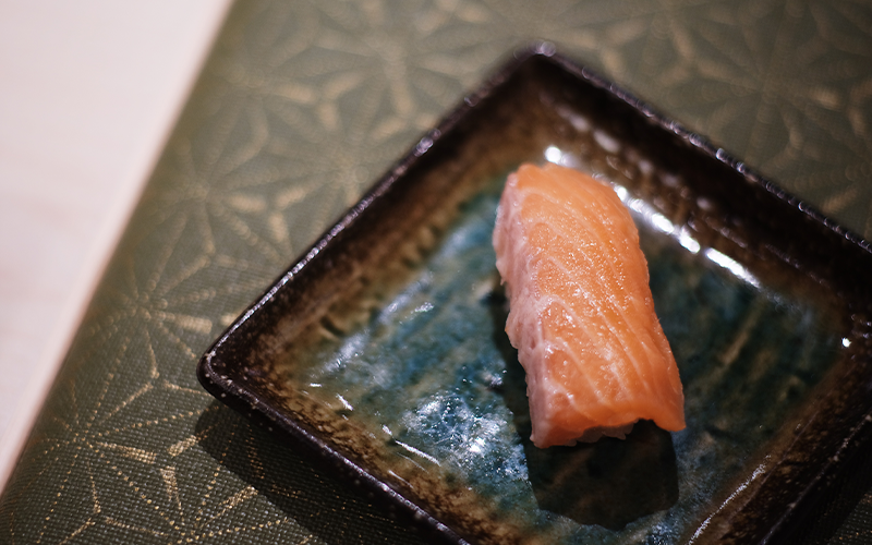 乾杯三文魚 $38 「杉玉」重點推介小食 除了以上特色壽司,「杉玉薯仔沙律」亦是餐廳的名物。沙律放在扭蛋般的透明圓形容器中,外形可愛;薯仔沙律由青海苔粉及蝦乾等製成的「杉粉」包著,