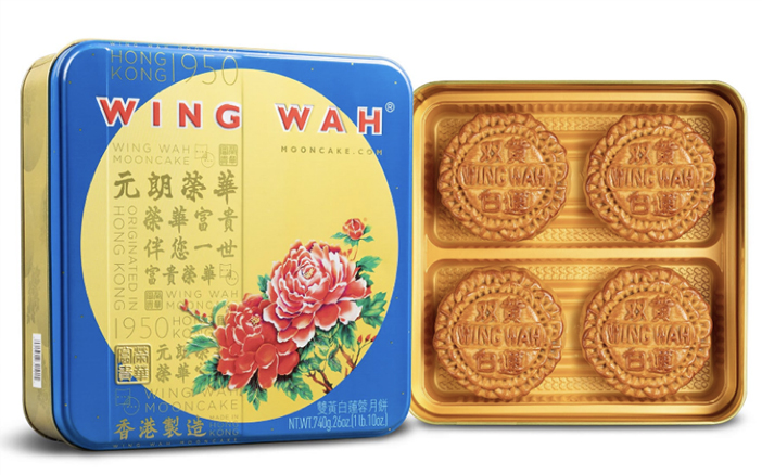 要數榮華月餅的經典熱賣款式,必定非「雙黃白蓮蓉月餅」莫屬!月餅選用優質的湘蓮,襯上兩個頂級蛋黃,清香嫩滑的白蓮蓉與松沙咸香的蛋黃形成完美搭配,滋味滿分,長輩們一定喜歡! 榮華月餅推介|大家庭