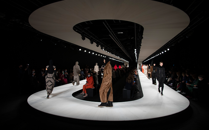 Max Mara 2022秋冬系列Max Mara的2022秋冬系列向 Sophie Taeuber-Arp 致敬,而Sophie Taeuber-Arp是誰呢?她是瑞士知名幾何抽象派藝術家,擅長運用