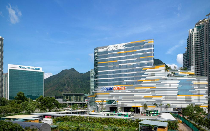 說到最為人熟悉的香港Outlet,必數東薈城名城倉!位於東涌的東薈城名店倉,有超過150個國際著名品牌,當中包括I.T、Nike、Adidas、Burberry、Bally及Polo Ralph La