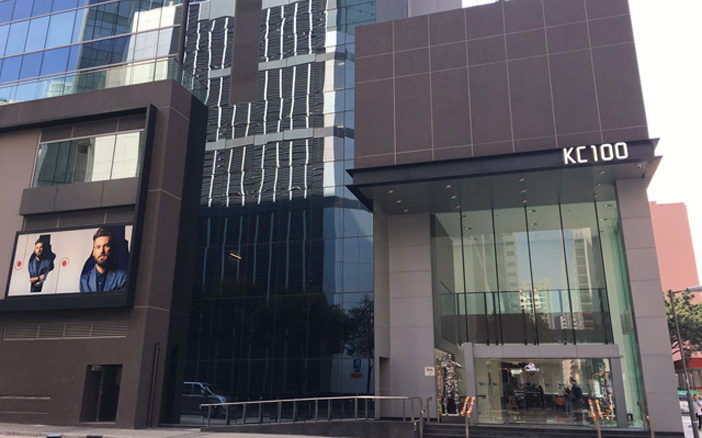 位於葵興工業區的佛羅倫斯小鎮Outlet,雖然地方細細,卻雲集了多間一線品牌的特賣場,包括Prada、Burberry、Bottega Veneta, Balenciaga、Versace、Tod's