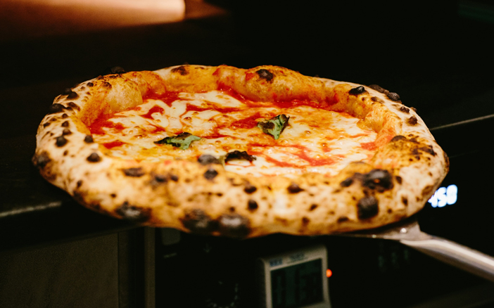 Gustaci Pizza Lounge位於文青情侶必去的PMQ，更是香港少數獲權威機構拿坡里薄餅師協會認可的pizza店，所以每款pizza由麵團製作、發酵、烤焗過程以至配料選擇等，都是一絲不苟，保