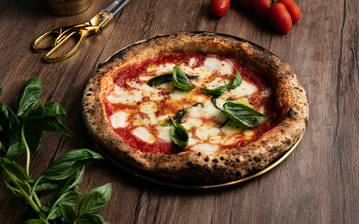 在餐廳可以吃到Pizza Classica 經典薄餅系列，包括混合DOP(Denominazione di Origine Protetta)聖馬札諾香濃茄醬、Agerola 水牛芝士、羅馬羊奶芝士、