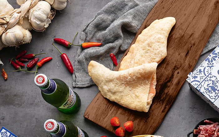 不過編輯就推介大家更要一試少見的Ripieno Fritto 炸意式餡餅！這是一款拿坡里人氣街頭小食，內裏夾著奇科利火腿（Cicoli Ham ）和乳清芝士，邪惡但口感一流！Little Napoli