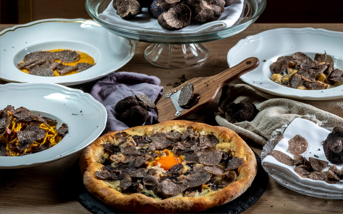 說到這家pizza的特色，就是它的麵糰以四種優質麵粉混合製作，配以意大利直送的18年活酵母，再經36小時慢性發酵，令烘焗出來的pizza金黃香脆！餐廳除了有經典的pizza口味外，更有一款索價千元的黑