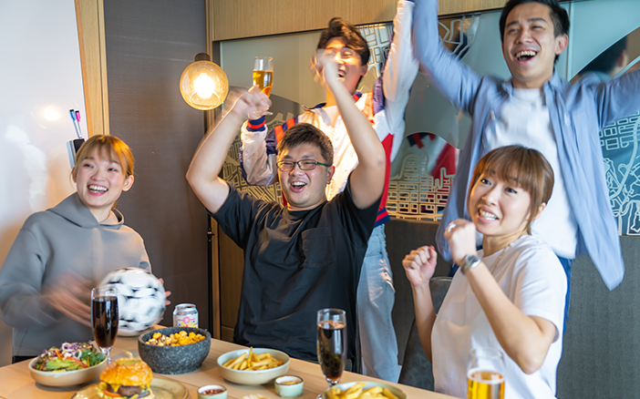 香港維港凱悅尚萃酒店為足球季推出「好友狂歡套餐」,住宿計劃包括入住舒適客房、The Farmhouse咖啡廳自助晚餐、「Party或睇波必備」的美食包,住宿計劃更可延遲退房時間至下午3時。如果預訂3間