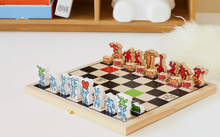 普普藝術家 Keith Haring 圖案的國際象棋,顏色鮮艷, 棋子用了藝術家標緻的「嬰兒」和「跳舞小人」圖案,既可 用作消遣,又可作為擺設。聖誕禮物|MoMA獨家:草間彌生滑板 $1,768