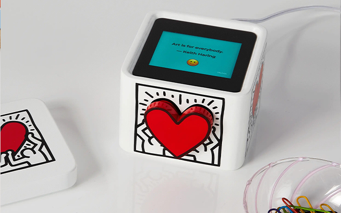 法國 French Tech 推出的 Love Box 換上普普藝術家 Keith Haring 的經典心型圖案新裝,盒子外面的紅心轉 動代表收到文字或圖像訊息,轉動愛心就能回覆,連接 到專用app更