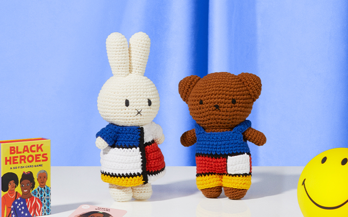 為紀念荷蘭畫家 Piet Mondrian 誕辰150週年推出的 Miffy and Friends 毛絨公仔系列,手工編織,三款公仔 穿上 Mondrian 經典作品原色方塊。聖誕禮物|MoMA獨家
