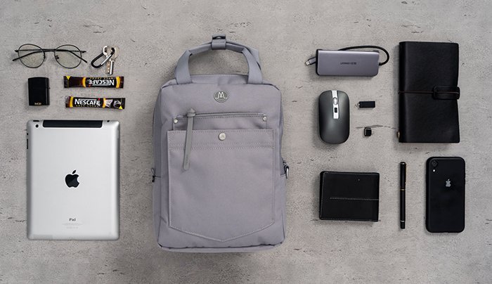 Moral推出的一系列袋款使用rPET再生滌綸布製造，耐用及環保，所謂的rPET是指透過回收膠樽而得到的材料，符合全球回收標準，用料耐用，並且有多款顏色配搭，其中Budd 系列的雙肩背包迷你版， 12