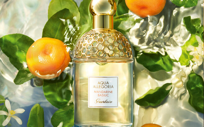 Guerlain 的MANDARINE BASILIC自2010年推出後,就成為品牌最受歡迎的經典香水之一。因為這香水以陽光甜橘、柑橘配襯明亮的羅勒,邂逅溫暖的檀香與美味的香草酊,散發出溫暖而明亮的香