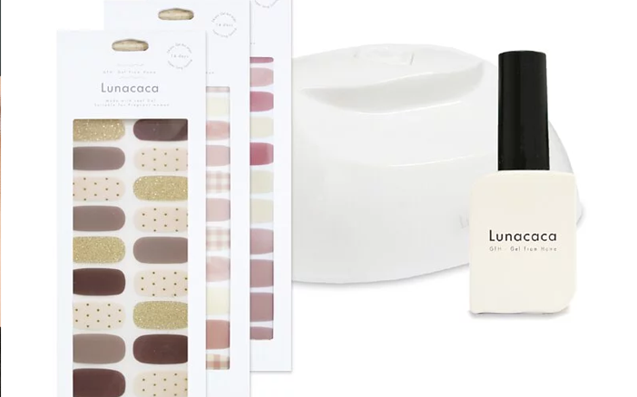 Lunacaca 指甲貼有不同款式選擇，從温柔可愛感覺至型格感覺都有，亦可以配合啞面或光滑top coat使用，塑造不同感覺的甲款。