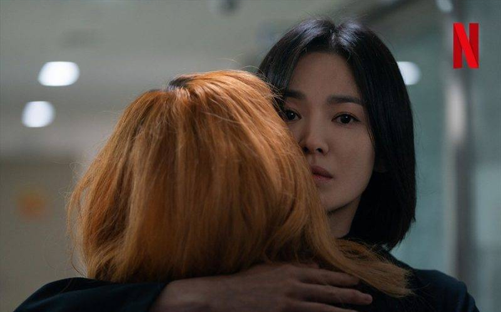 在Netflix剛釋出的全新預告中,有不少意料之外的畫面和台詞出現。除了朴涎鎮壞笑、文同珢在河度領面前露出手臂、河度領對朴涎鎮大喊、文同珢站在天台邊緣、火場之外,單是預告就已經令人看得窒息,令人對第二