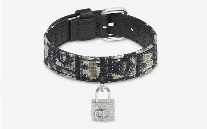 Dior灰色 CD Diamond寵物頸圈 $4,400這款Dior Oblique狗頸帶飾有「CD」logo掛鎖,加上黑色頂級小牛皮襯裡,可與Dior Oblique系列所有男士配飾完美搭配,勁搶眼