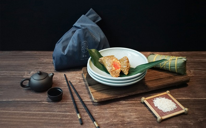 價錢:綠豆蛋黃鮮肉粽 $178瑤柱蝦米鮮肉粽 $198>>按此購買換領日期:2023年6月5日至6月21日換領地點:香港數碼港艾美酒店南坊中餐廳早鳥優惠:6 月 12 日前預訂可享早鳥七五折優惠。端午