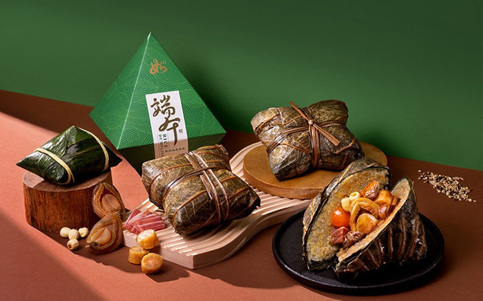 如心酒店集團旗艦中菜廳「如」將在端午節推出三款上乘食材入饌的粽子,包括原隻鮑魚裹蒸粽、五穀米金華火腿瑤柱裏蒸粽及蓮蓉鹼水粽。原隻鮑魚裹蒸粽嚴選原隻鮑魚,加上瑤柱、香菇、鹹蛋黃、金華火腿等上乘食材,啖啖