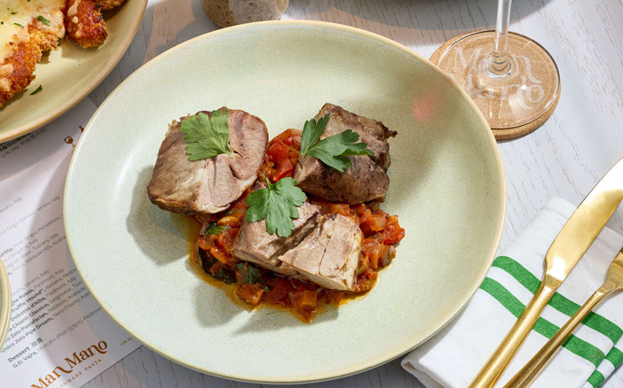 任選一款意粉有Spaghetti Gamberi E Capesante海鮮意粉,或是素菜之選Gnocchi Alfredo薯仔丸。自選一道主菜包括:Pollo Cotoletta意式炸雞扒,或是La