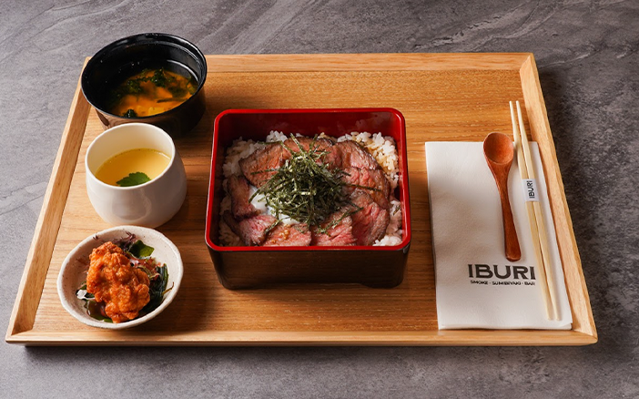 IBURI smoke.sumibiyaki.bar
地址:鰂魚涌華蘭路 25 號柏克大廈地下 G01 號舖營業時間:星期一至五:12:00 - 15:00/18:00 - 00:00星期六:18:0