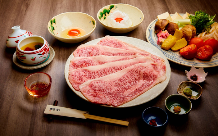 日本壽喜燒料理向來深得大家喜歡,而壽喜燒專門店「壽喜燒 伊勢熊」亦發陸尖沙咀了!餐廳由來自日本福岡縣的資深日籍主廚久家弘一先生親自主理,以極上和牛搭配主廚的獨門割下(佐料醬汁)配方,大家一定