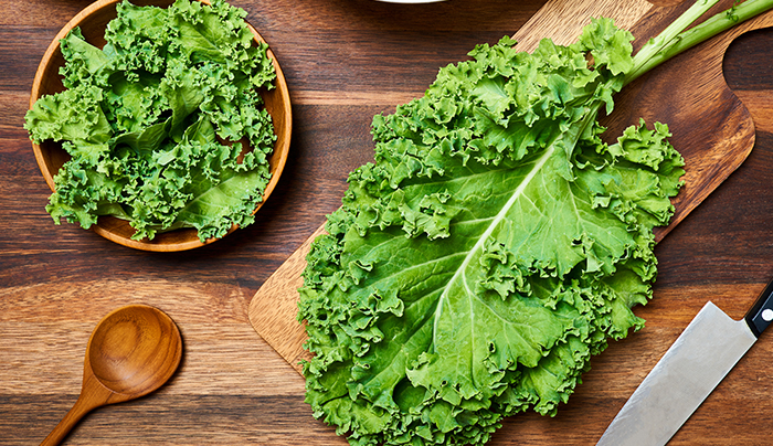 日本青汁推薦｜青汁成分：羽衣甘藍採用不使用農藥栽培九州內栽培的羽衣甘藍，經乾燥加工的羽衣甘藍，磨成微細的粉末，破壞細胞壁，就可連細胞壁內的營養素一併攝取2。